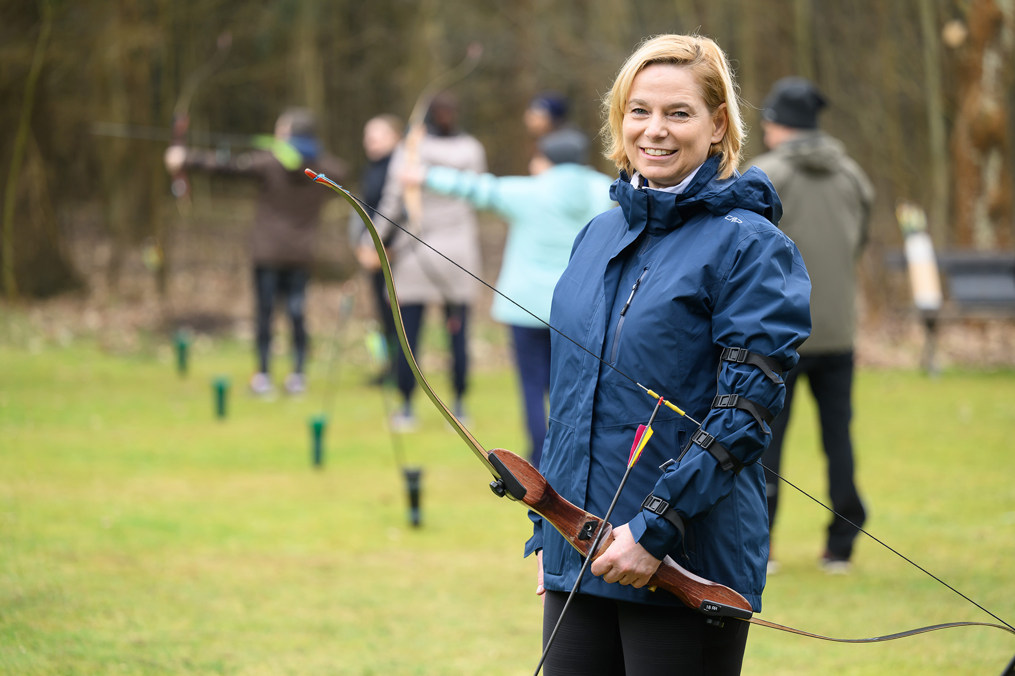 Susanne Kaucher beim Bogenschießen in der Gruppe
