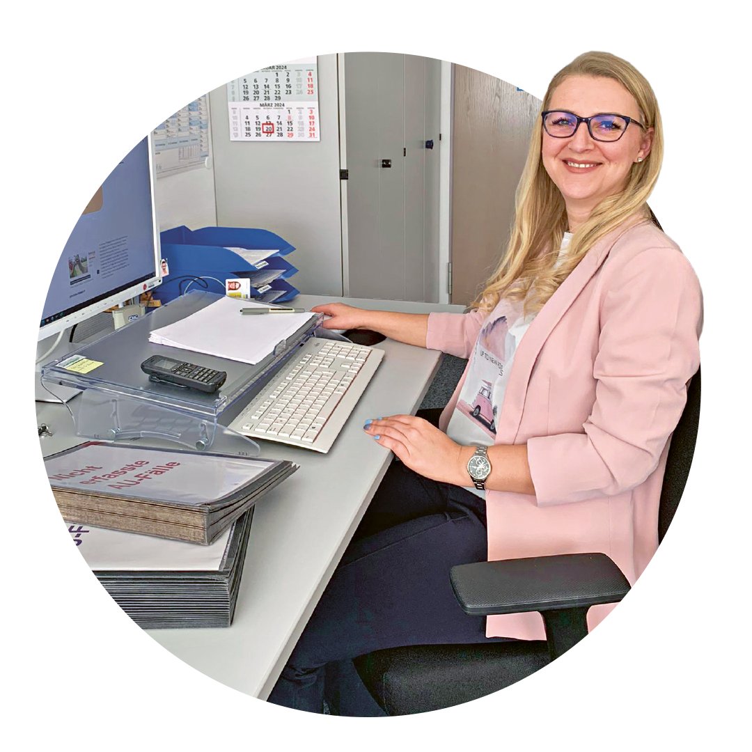 Roxana Padurean an ihrem Schreibtisch vor dem Computer